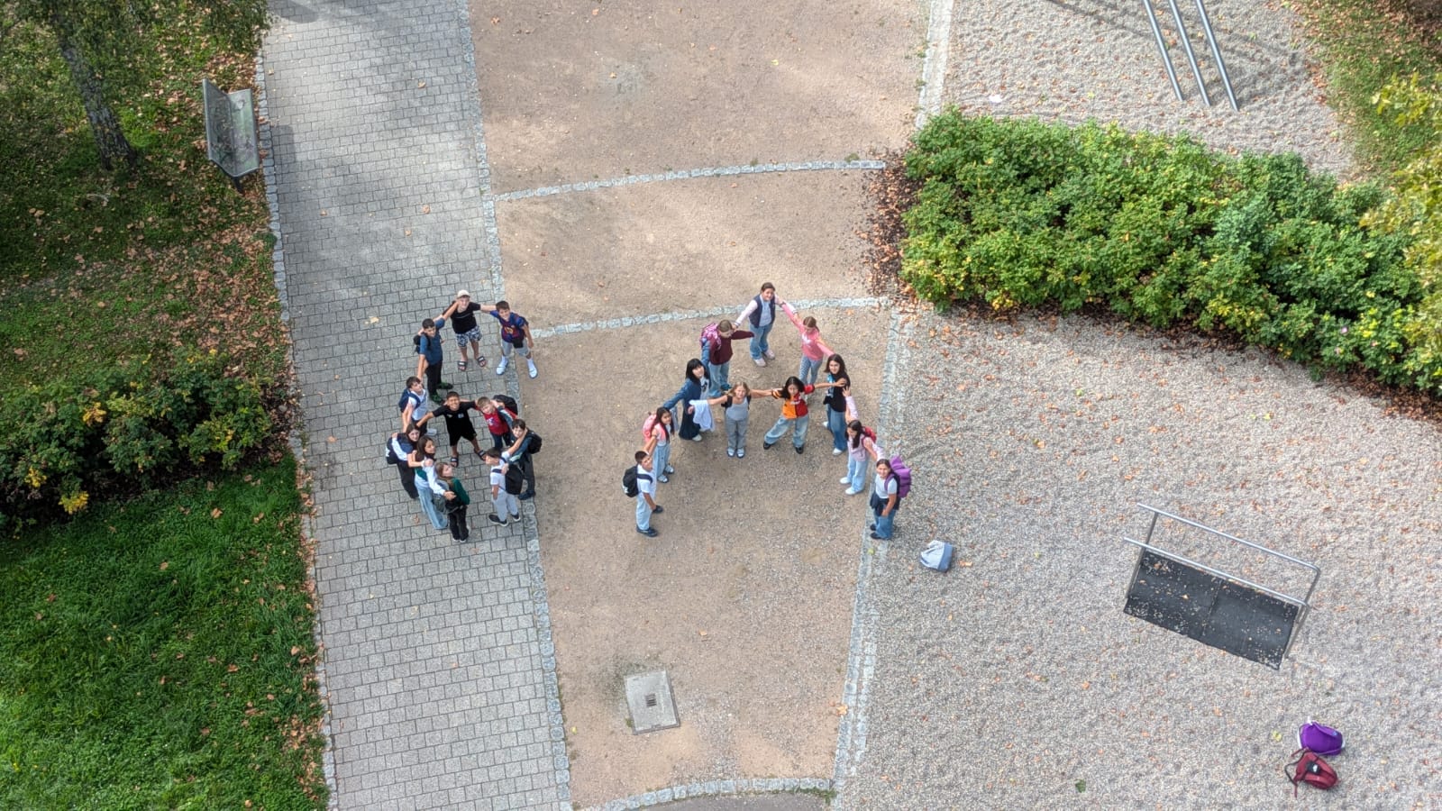 Die sechs neuen Kolleginnen und Kollegen stehen vor der Treppe des Schwarzwald-Gymnasiums
